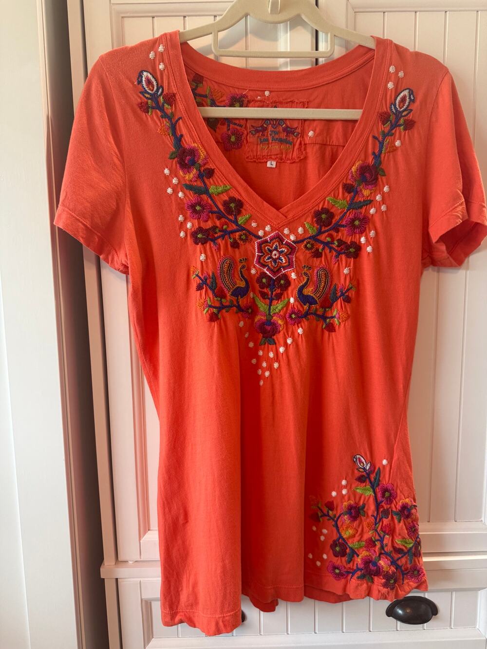 Johnny Was Los Angeles vintage orange v-neck embroidered tee sz Large EUC